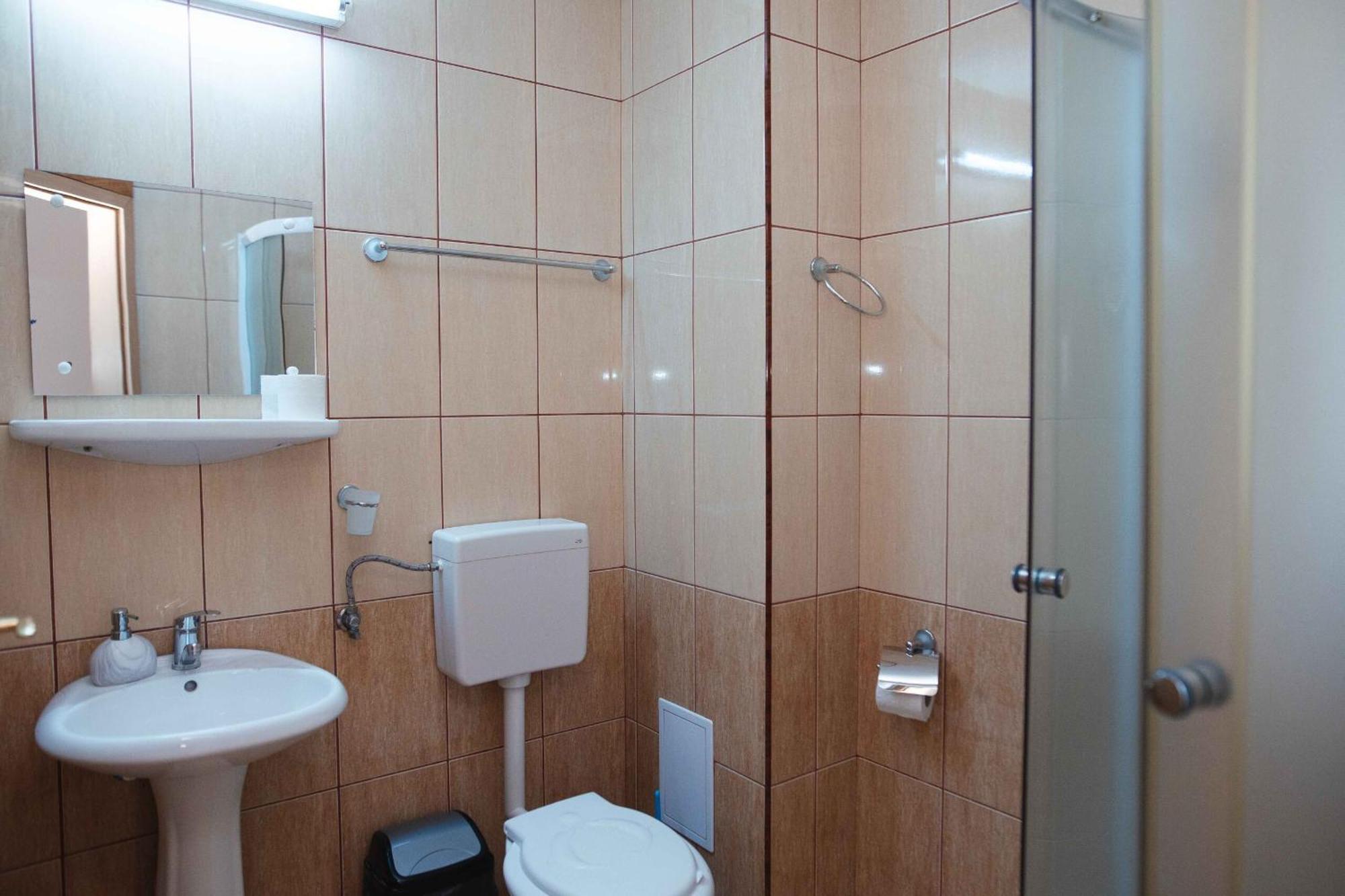 Hotel Holiday Виктория Екстериор снимка